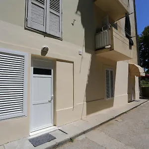 Street And Maison d'hôtes